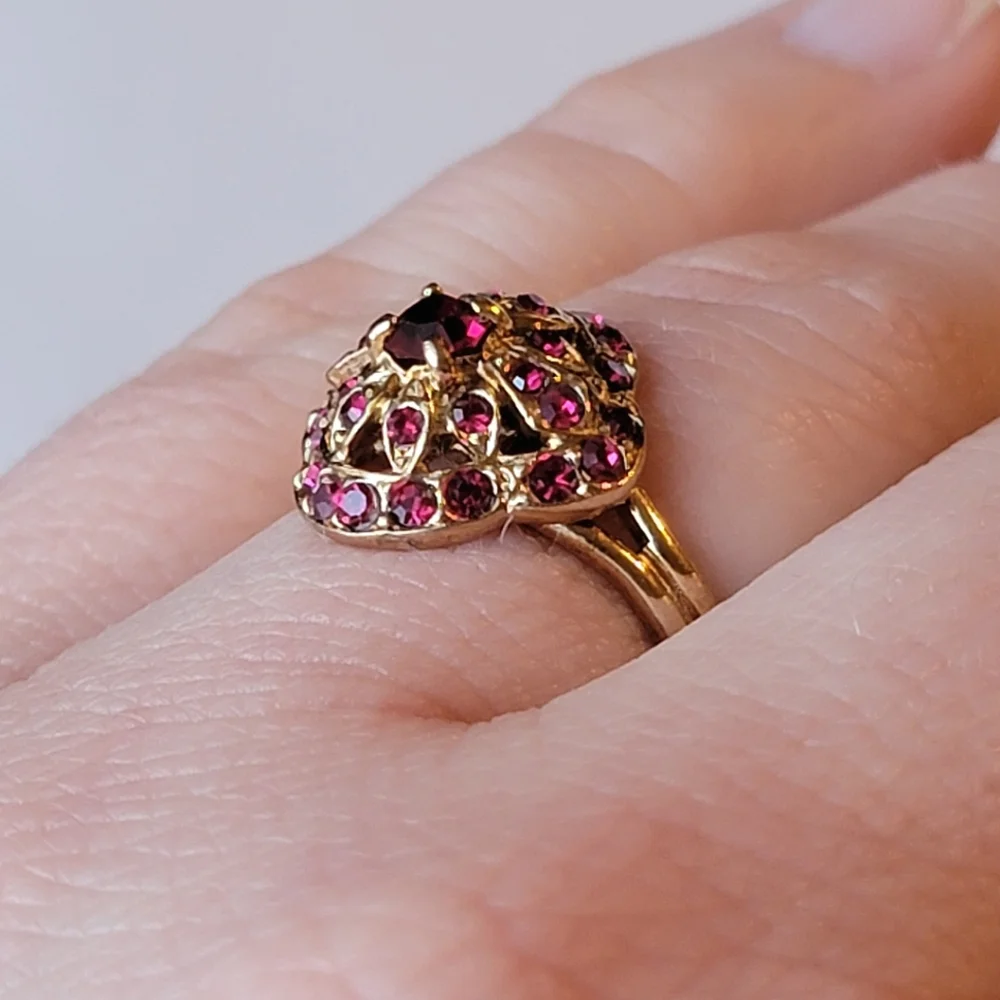 Beautiful Vintage Ring Simulated Ruby Gemstone Cluster Gold Tone Size 8 Flawed